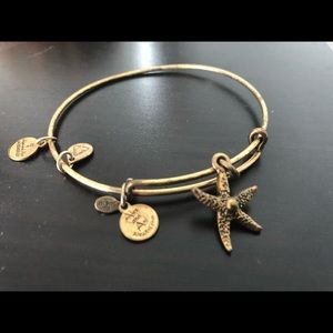 💰⬇️Alex and Ani starfish bracelet gold/bronze.